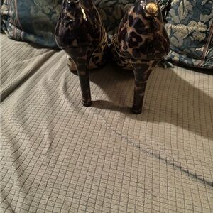 Vince Camuto sz.8, patent animal print round heels